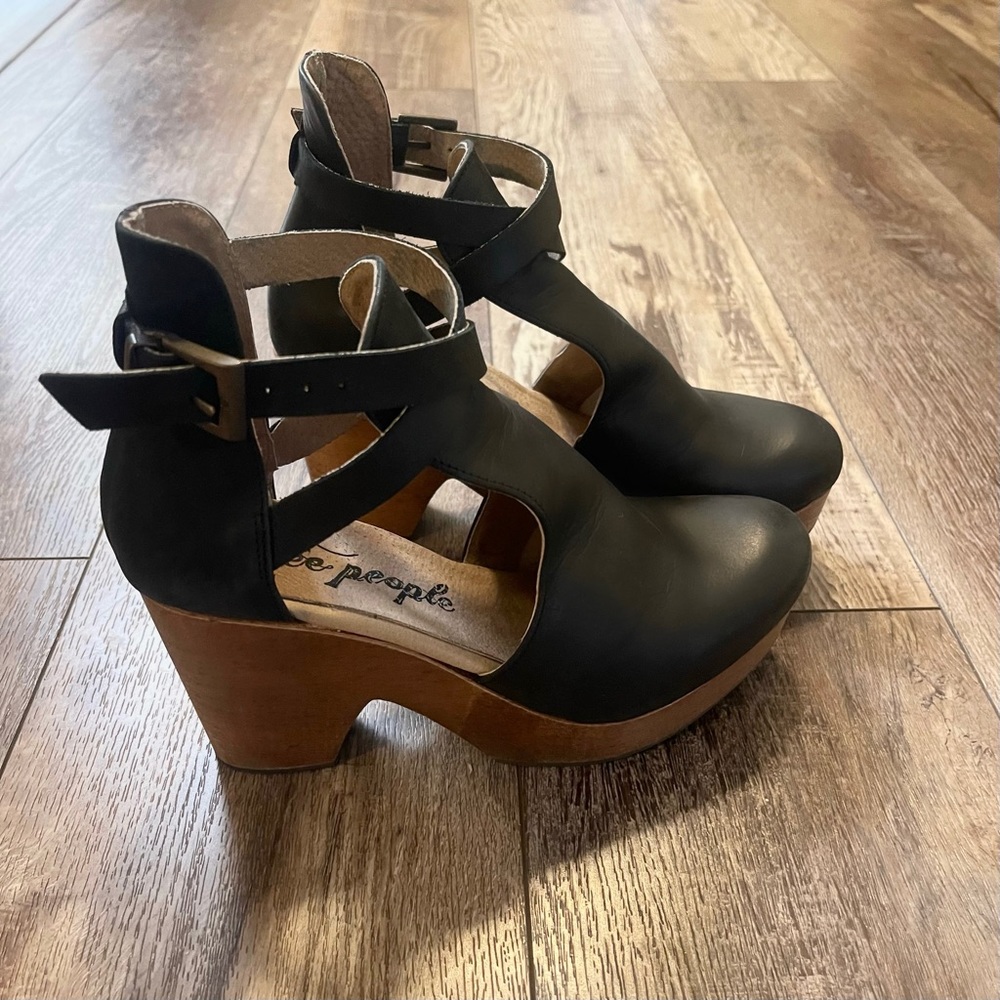 Worn once for a photo shoot! Great condition. Very cute